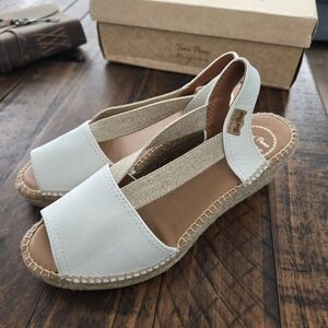 Toni Pons Teide espadrille sandals leather. White. Size 6.5. New.This open-toe